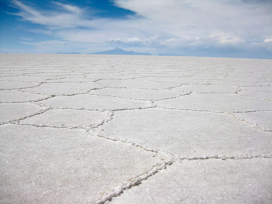 bolivia, uyuni salt flat, mineral, cloud - sky, environment, HD wallpaper