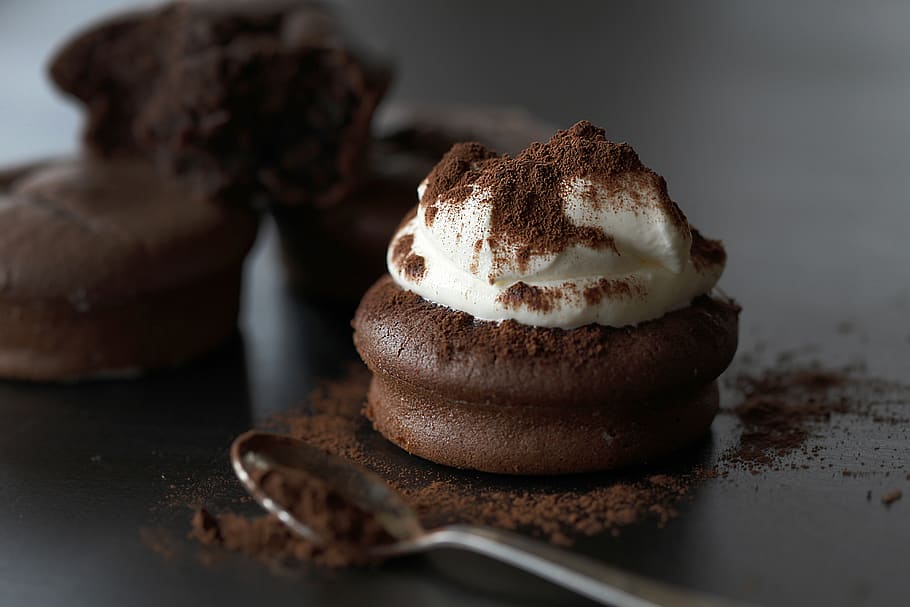 round chocolatencake with icing, food, food and drink, sweet food HD wallpaper