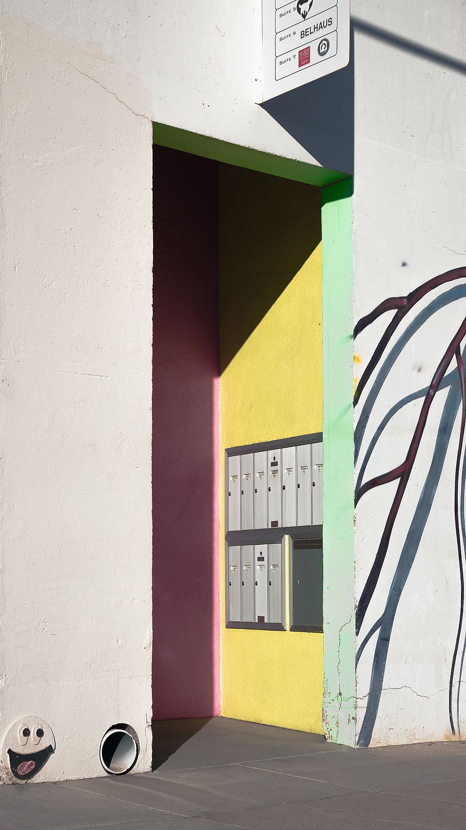 white painted wall during daytime, art, graffiti, painting, mural HD wallpaper