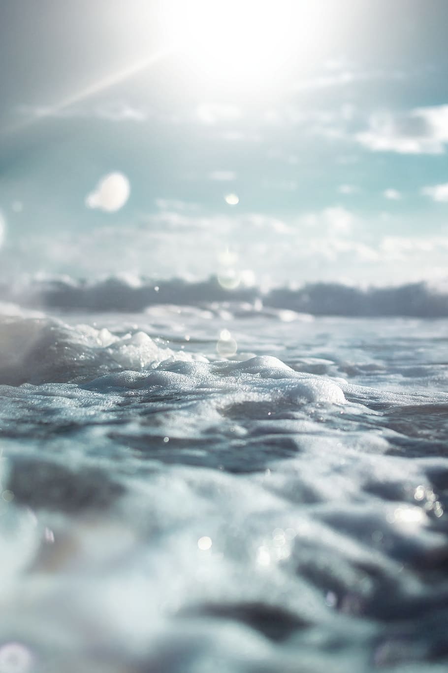 water bubbles under cloudy sky during daytime, selective focus HD wallpaper