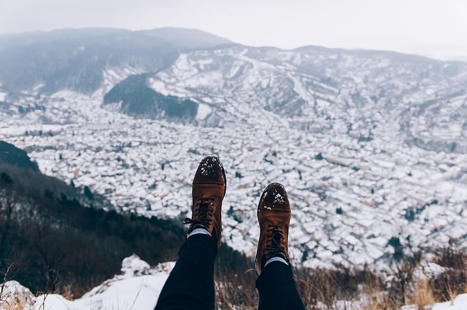 Hanging over Brașov, feet, cliff, view, edge, mountain, blur HD wallpaper