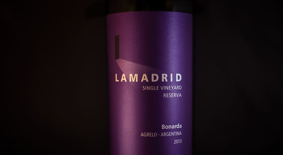 wine, bottle, purple, label, close, macro, words, alochol, spain HD wallpaper