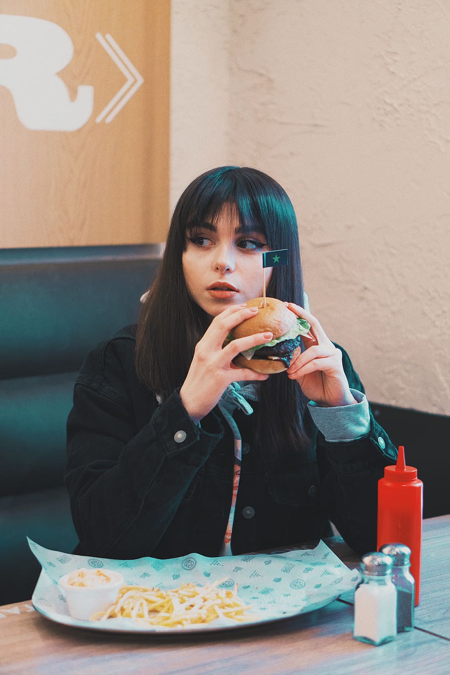 woman holding burger, person, human, ukraine, kyiv, eating, sphere, HD wallpaper