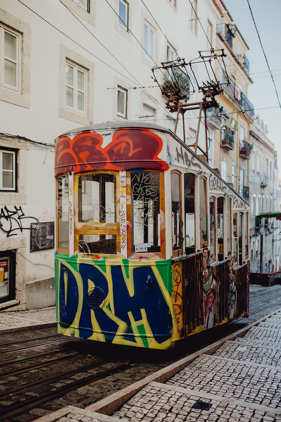The Gloria Funicular (Elevador da Glória) in the city center of Lisbon, Portugal, HD wallpaper