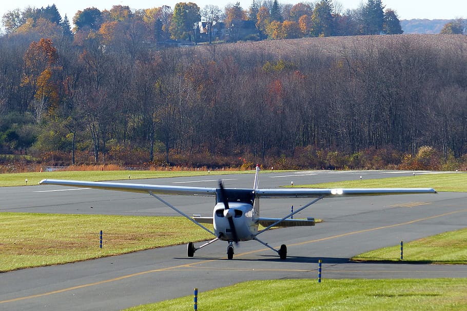 A Cessna single engine private airplane on the tarmac waiting for takeoff., HD wallpaper