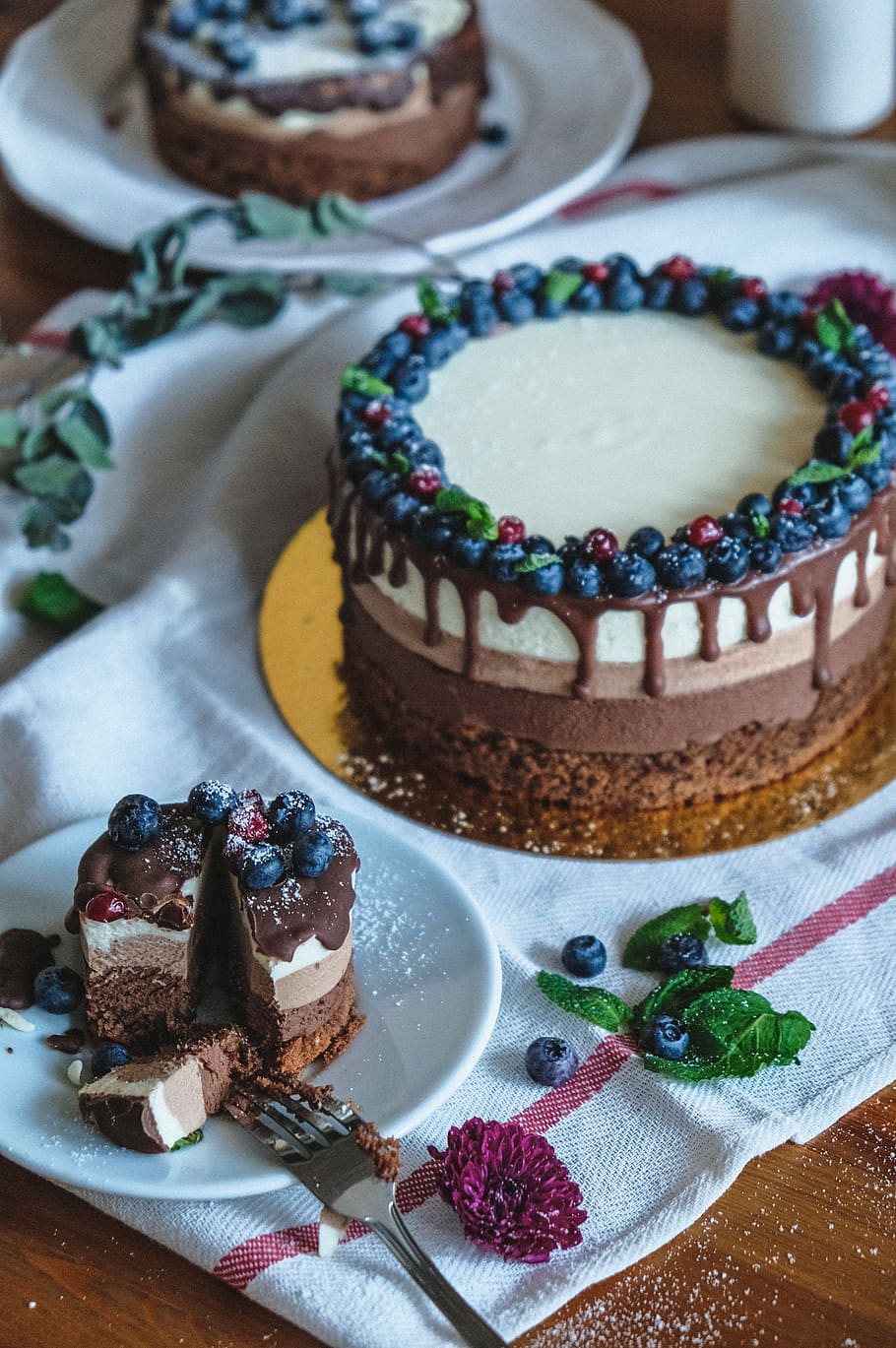 chocolate cake on plate, sweet food, dessert, food and drink HD wallpaper