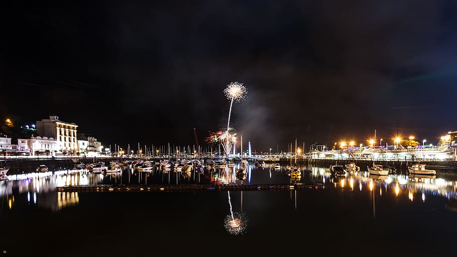 night, fireworks, bonfire night, reflection, water, illuminated HD wallpaper