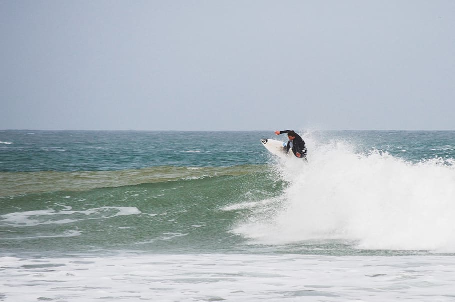 man surfing on ocean, sea, water, horizon over water, motion HD wallpaper