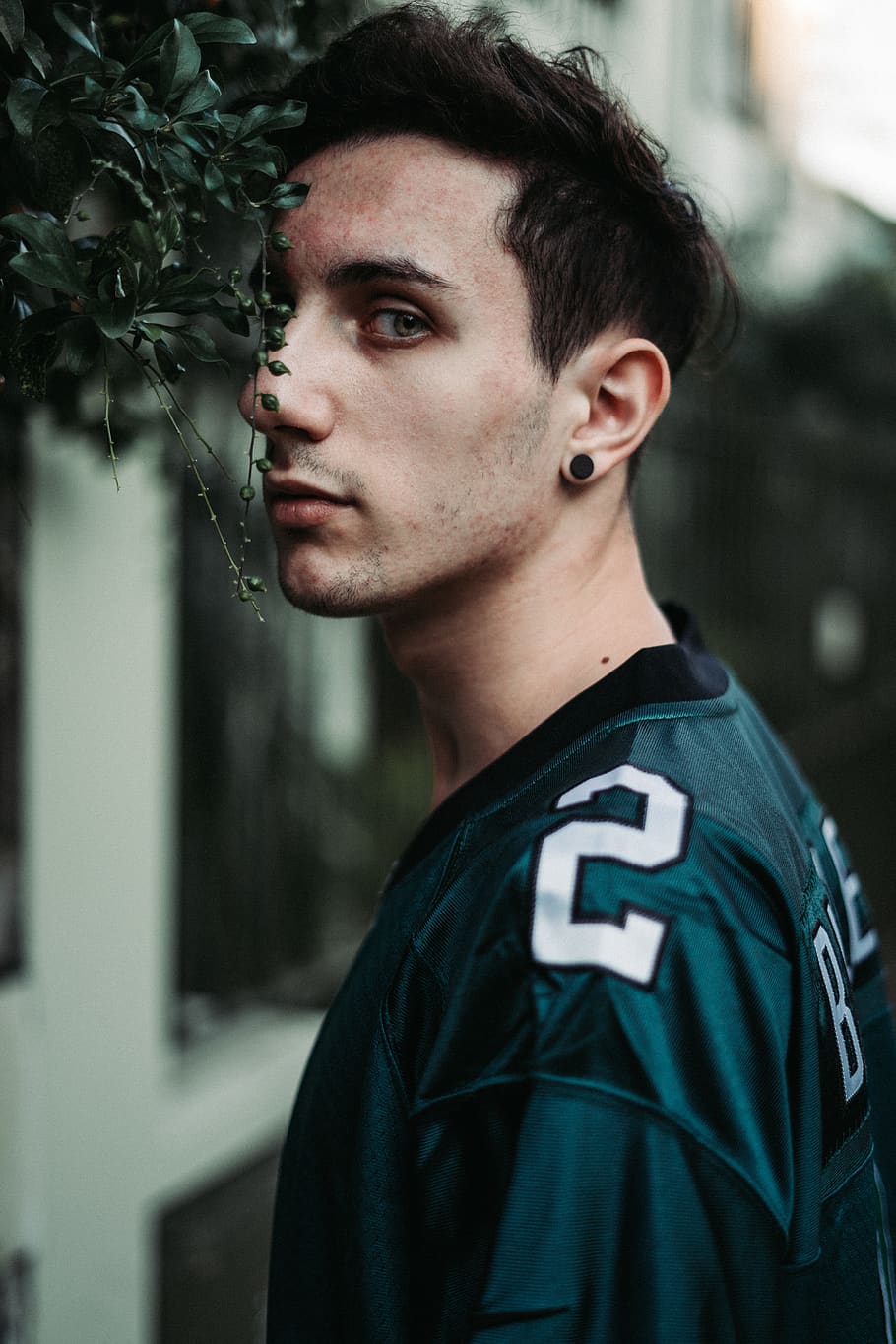 man wearing jersey, blurred background, casual, close-up, colors HD wallpaper