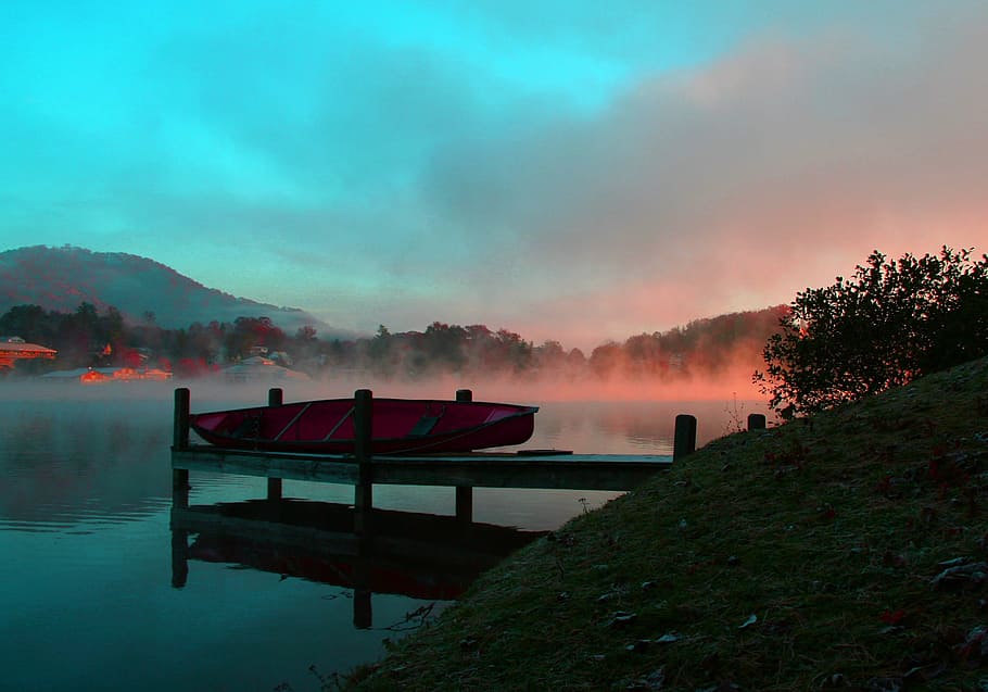 A canoe resting on a lakeside dock in the morning, fog, mist, HD wallpaper