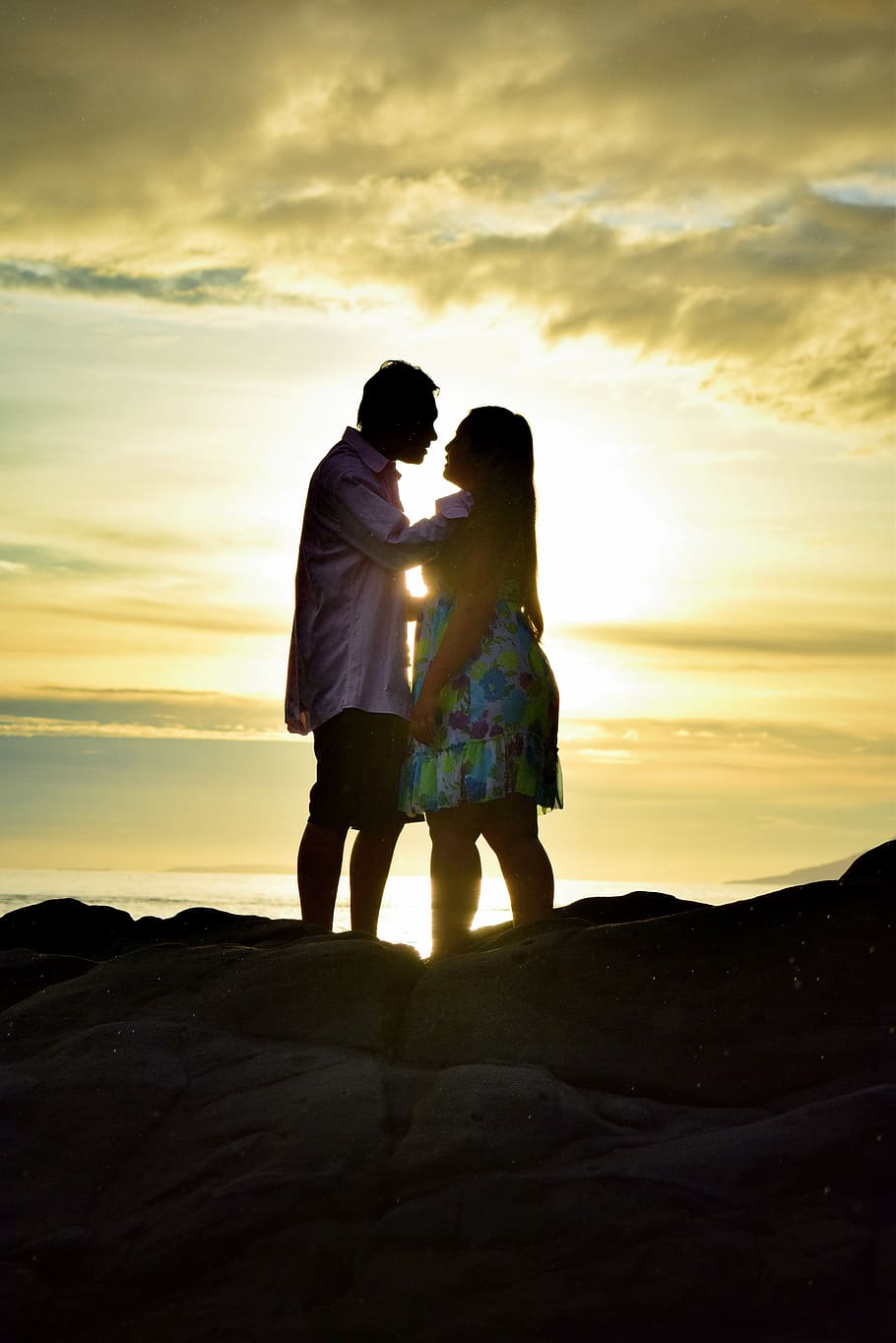 love, sun set, kiss, beach, golden sky, sunset, two people, HD wallpaper