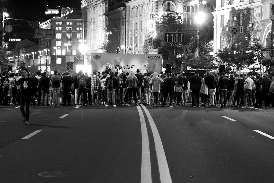 crowd, fun, entertainment, young man, lines, backs, spectacle HD wallpaper