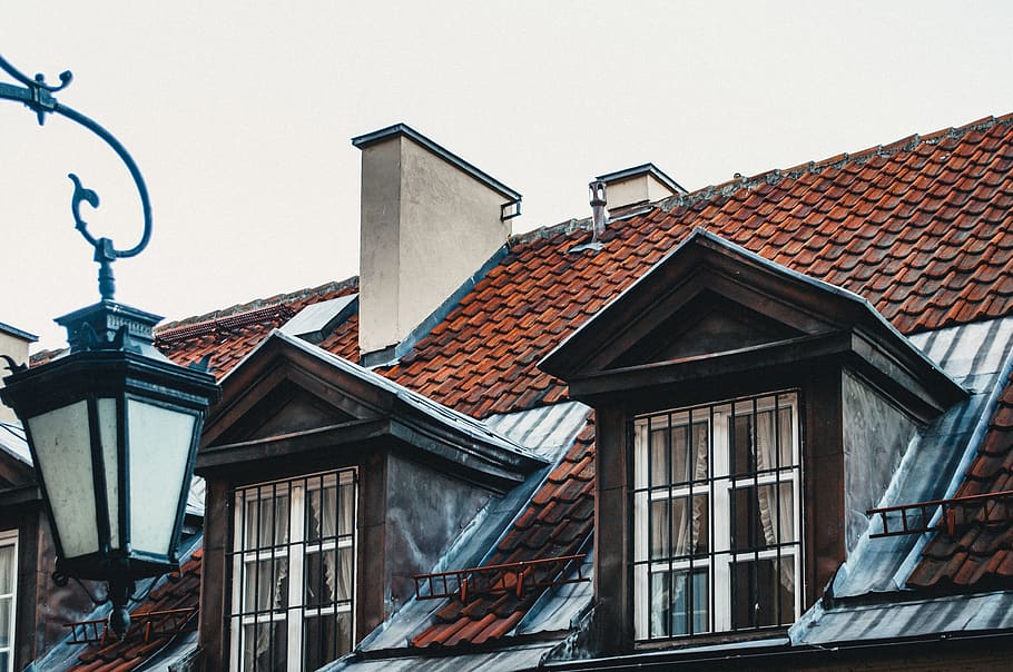 roof, red, window, windows, red roof, sky, gray, gray sky, lamp HD wallpaper