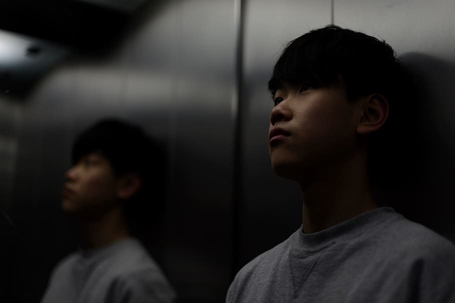 man standing inside room, person, human, elevator, portrait, dark HD wallpaper