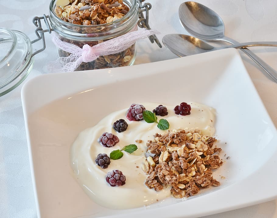 muesli, breakfast, glass, yogurt, dessert, berries, spoon, green HD wallpaper