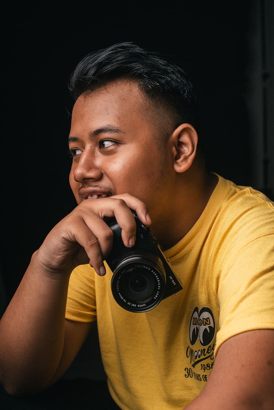 man holding black digital camera, one person, portrait, front view HD wallpaper