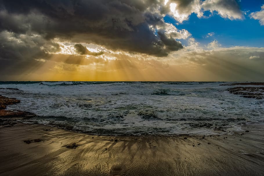 beach, waves, nature, horizon, sand, sky, clouds, sunbeam, sunlight HD wallpaper