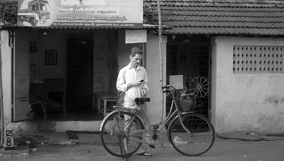 india, kumbakonam, man, bicycle, streetscape, mobile phone, HD wallpaper