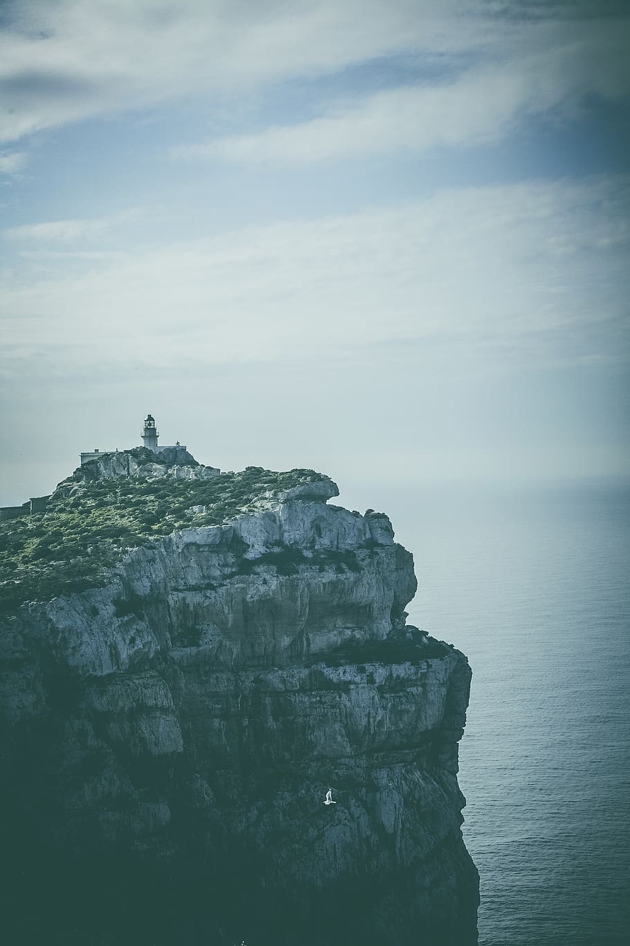 Gray Rock Cliff Beside Body of Water, capo caccia, clouds, nature HD wallpaper