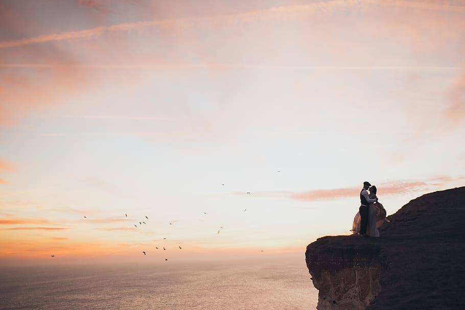 Couple Standing By The Cliff, backlit, dawn, HEROESBRIEF, ocean HD wallpaper