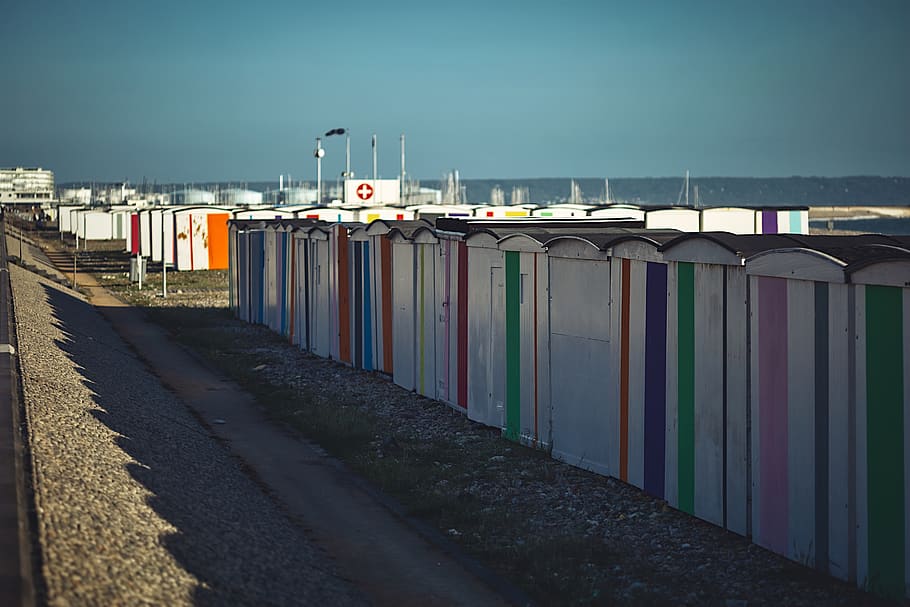 beach, cabin, row, colourful, vacations, seaside, holiday, shed HD wallpaper