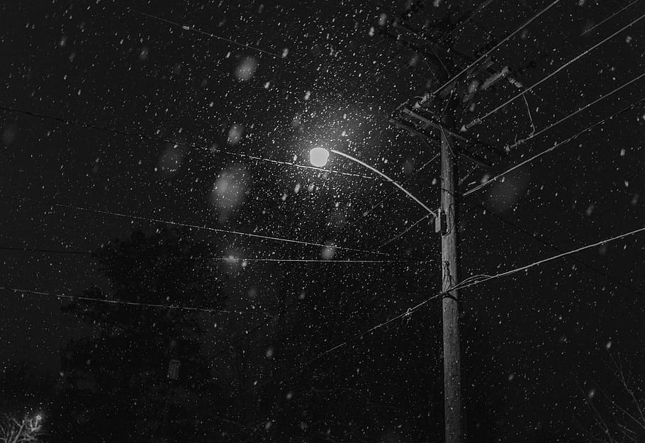 snow, snowing, snowflakes, black and white, bandw, street, streetlight, HD wallpaper