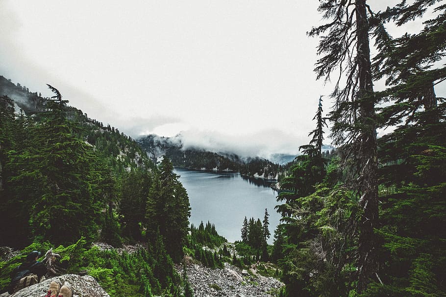 lake near green leafed trees under cloudy sky at daytime, mountain HD wallpaper