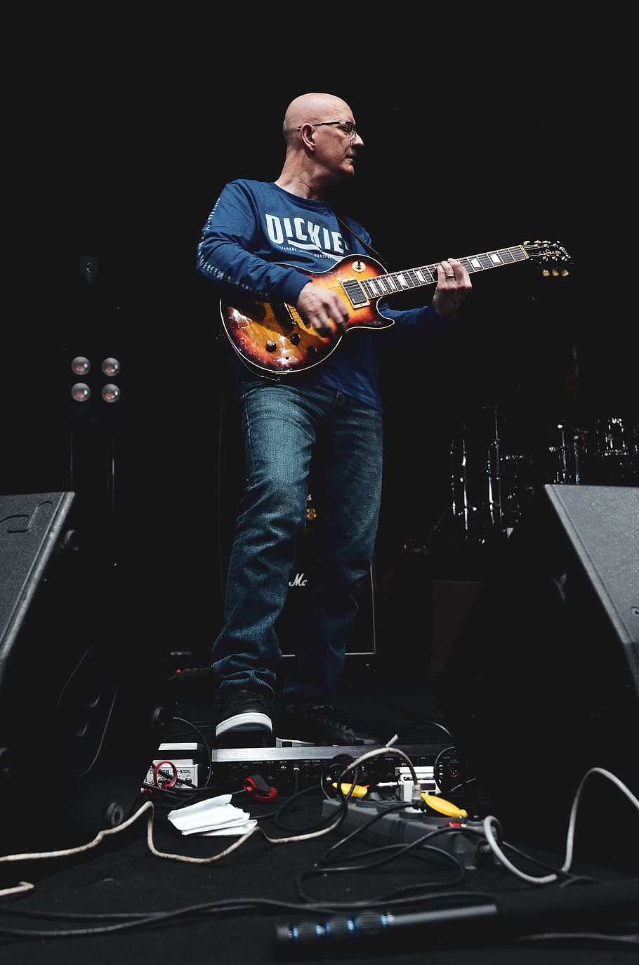 man playing electric guitar, musical instrument, leisure activities HD wallpaper