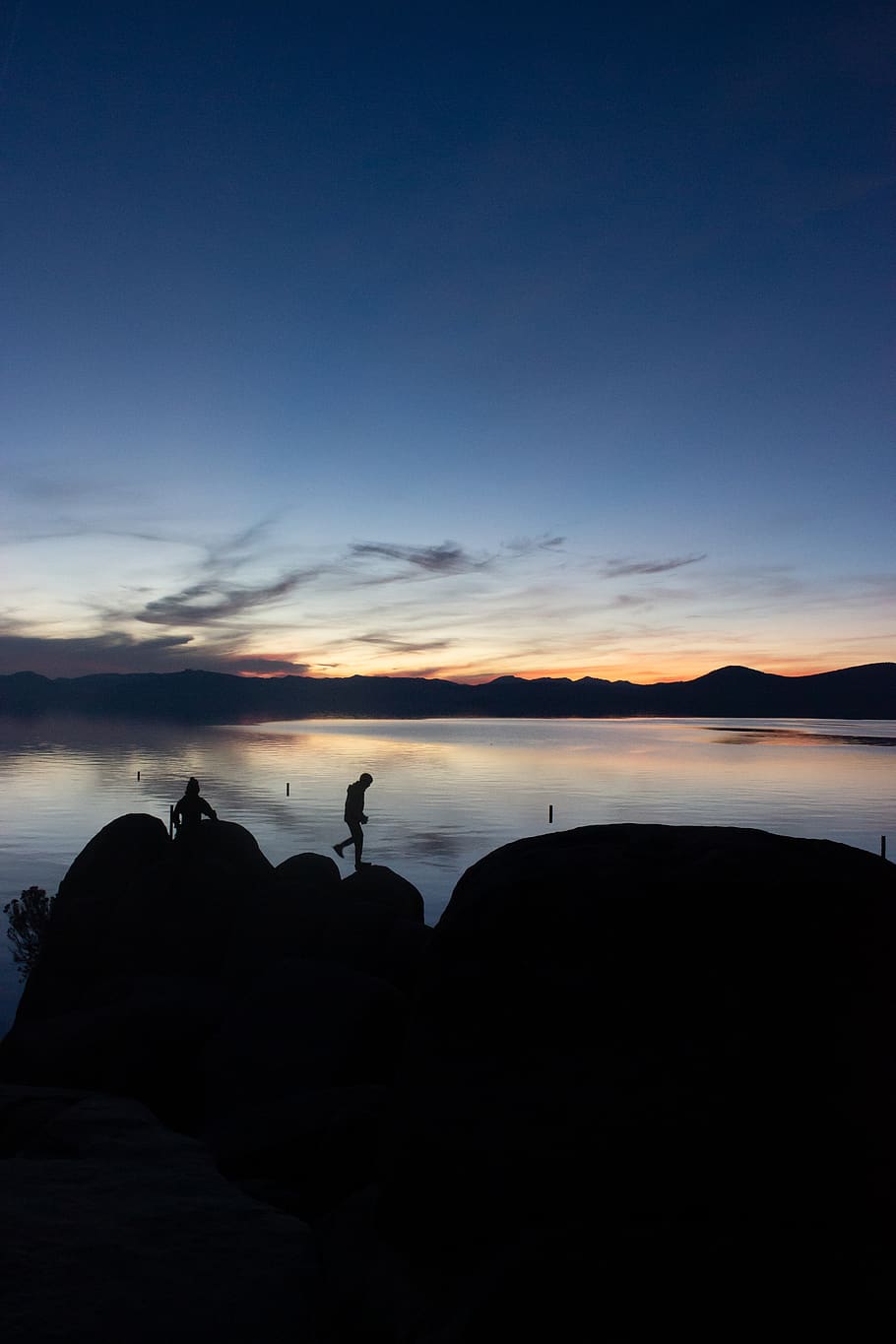 Silhouette of Person Walking on Rock, backlit, dawn, environment HD wallpaper