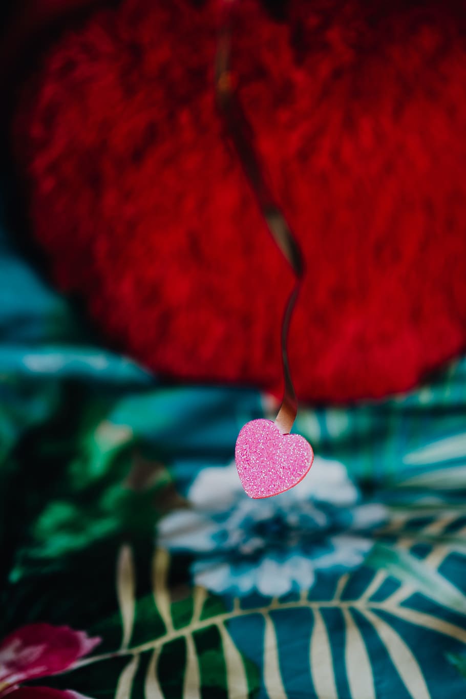 Details of romantic red bedding, closeup, background, romance HD wallpaper