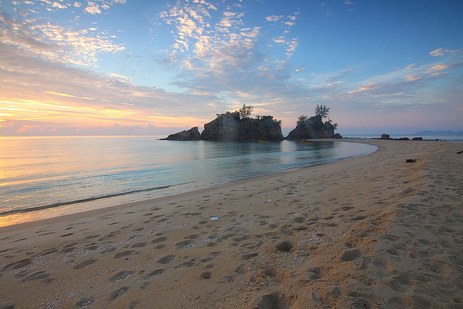 Photography of Footprint on Shoreline, beach, clouds, island HD wallpaper
