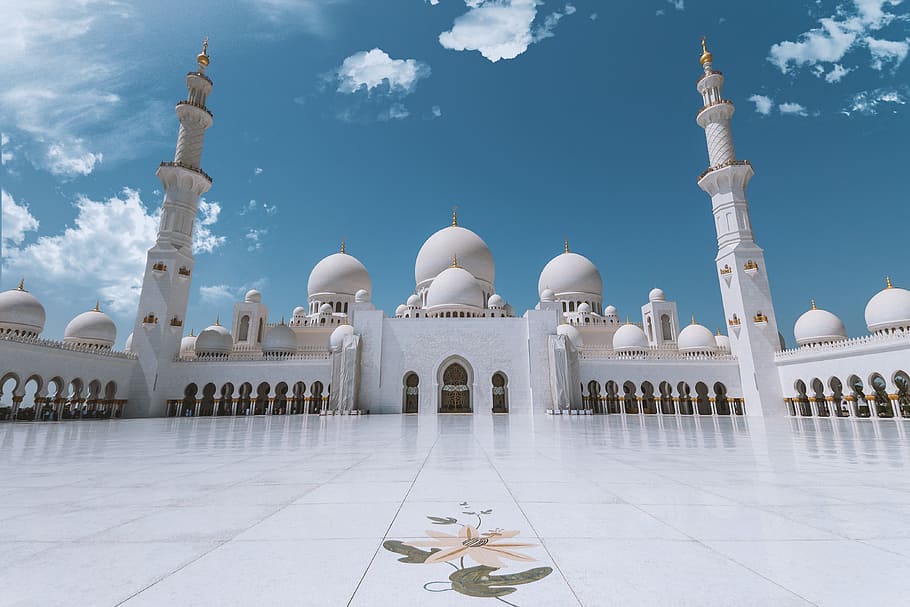 Sheikh Zayed Mosque in Abu Dhabi (UAE) with blue sky and clouds, HD wallpaper