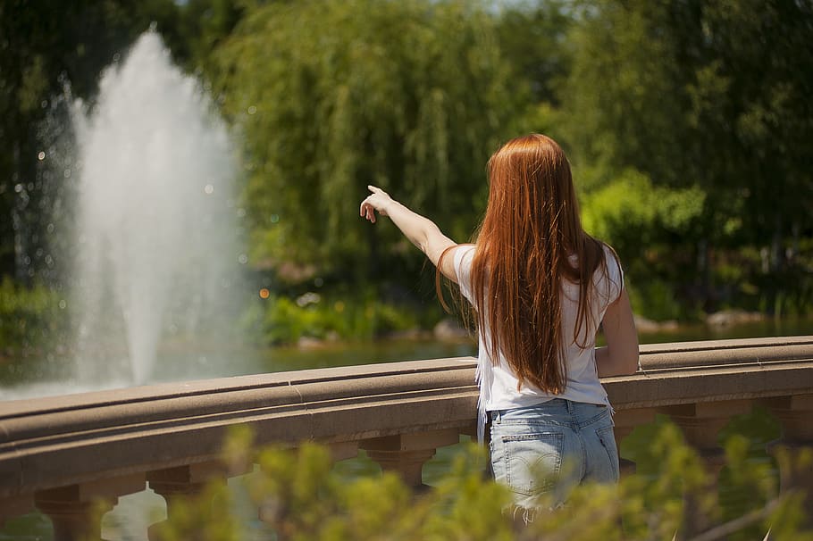 Shallow Focus Photo of Woman Standing in Front of Body of Water With Fountain HD wallpaper