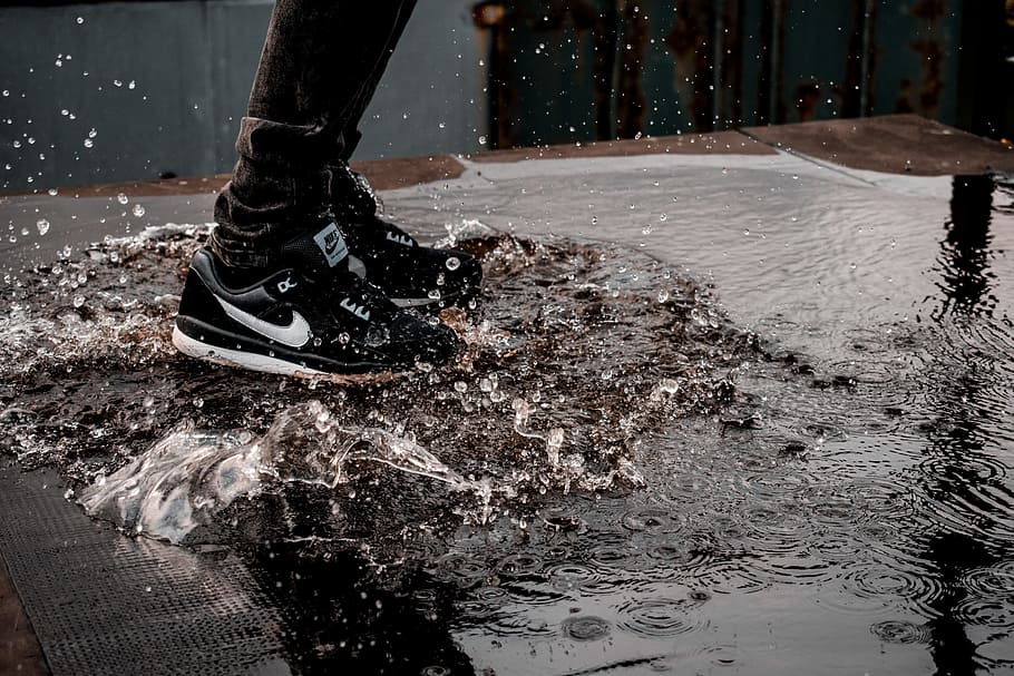 man splashing water on ground, puddle, shoe, sneaker, nike, fashion HD wallpaper