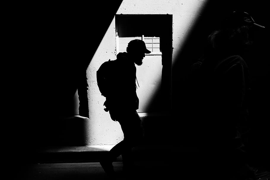 dark, people, man, guy, walking, silhouette, light, black and white HD wallpaper