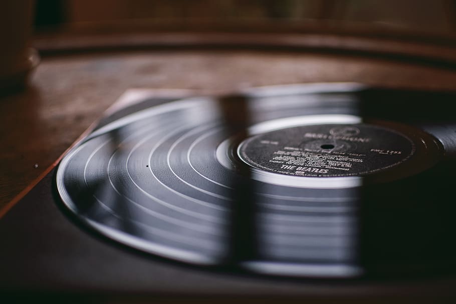 shallow focus photo of vinyl record, reflection, retro, black
