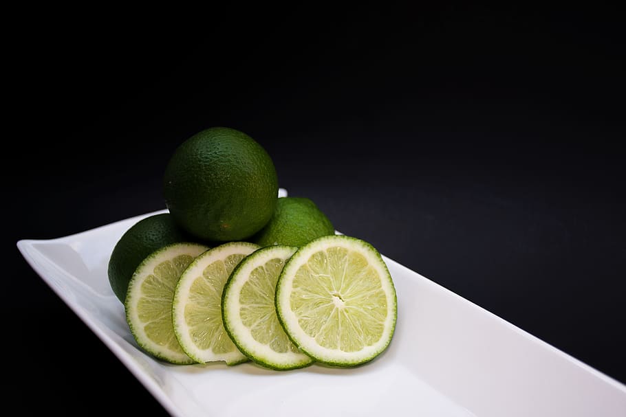 sliced lemons on white tray, fruit, food, food and drink, black background HD wallpaper