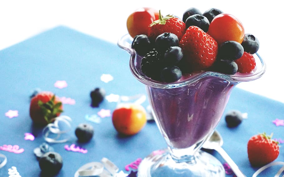 Strawberries and Blueberries on Footed Cup, blueberry smoothie HD wallpaper