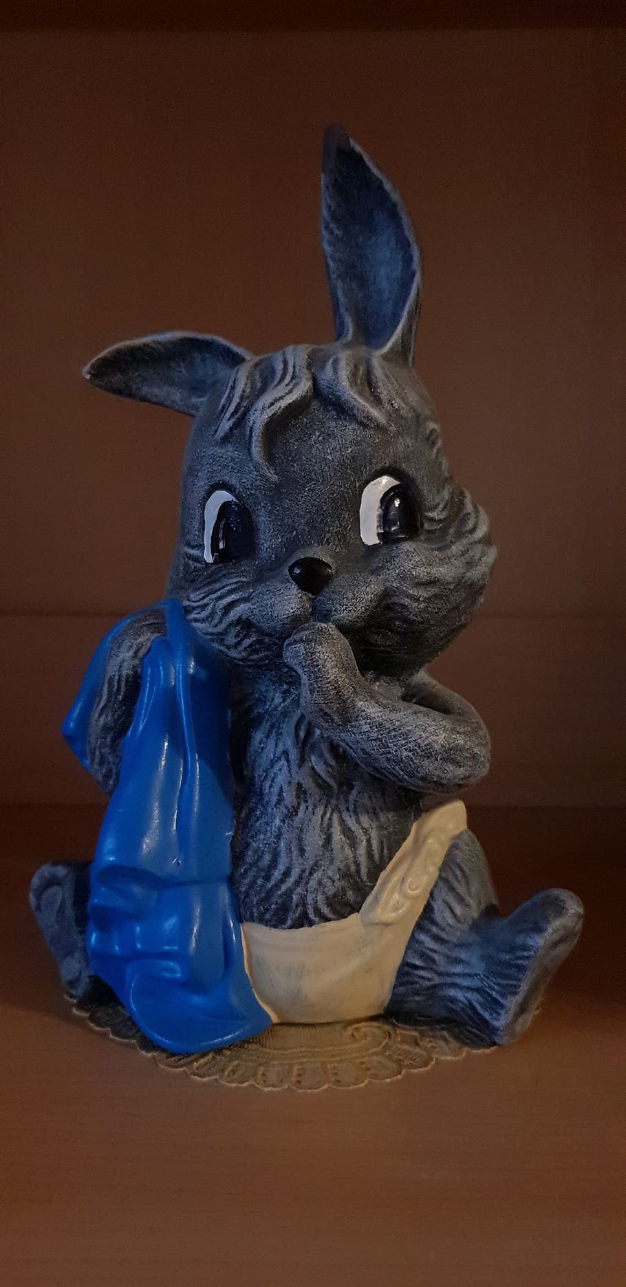 ceramic figures, hare, blanket, isolated, diaper, blue, brown HD wallpaper