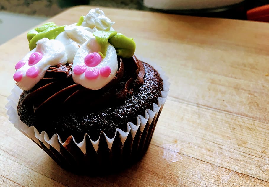 Close-up Photography of Chocolate Cupcake, baked, baking, blur HD wallpaper