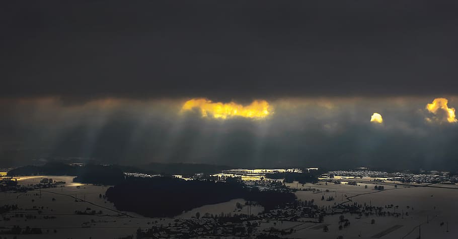 clouds at night, sunlight, sun ray, opening, dark, water, forest HD wallpaper