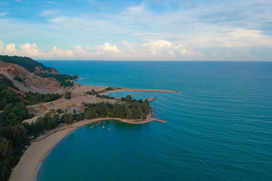 Island Under Blue Sky Near Body of Water, beach, clouds, daylight HD wallpaper