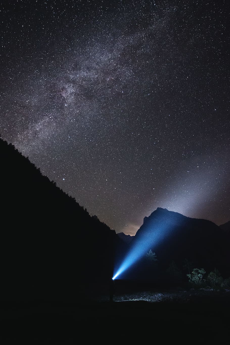 starry night over mountain during nighttime, sky, light, flashlight HD wallpaper