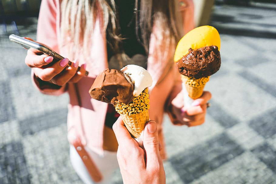 Holding an Ice Cream, chocolate, city, couple, date, dating, food, HD wallpaper