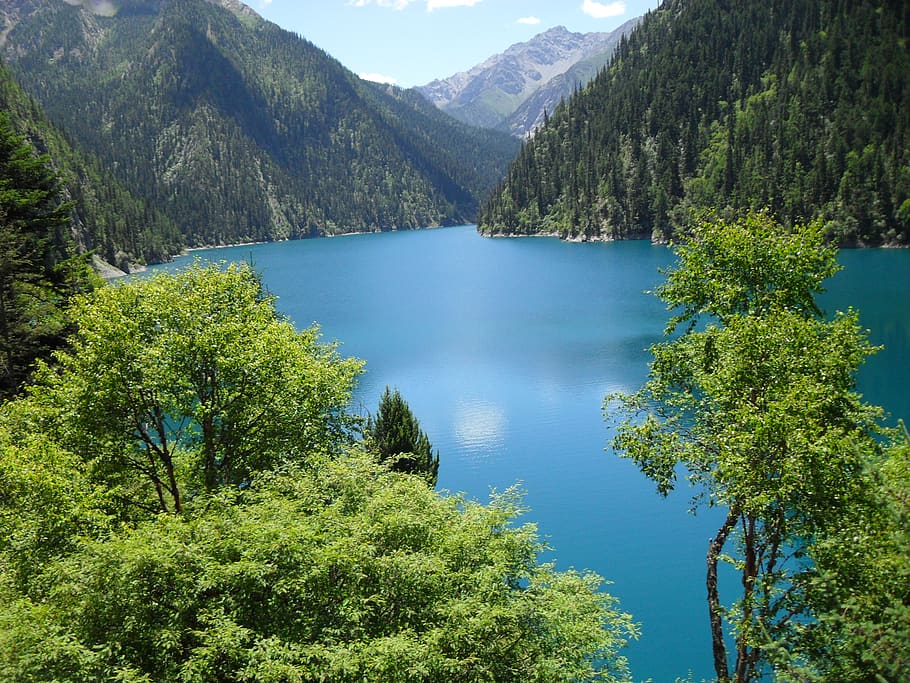 Blue Body of Water and Green Mountains Long Exposure Photography HD wallpaper