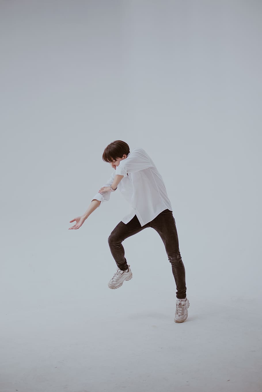Dancing Man in White Room, action, dance, leisure, moment, motion HD wallpaper
