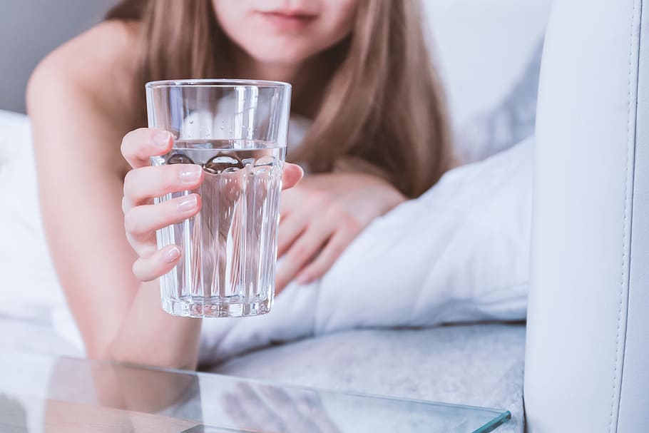 Close up Woman holding glass of water on bed in the morning, women HD wallpaper