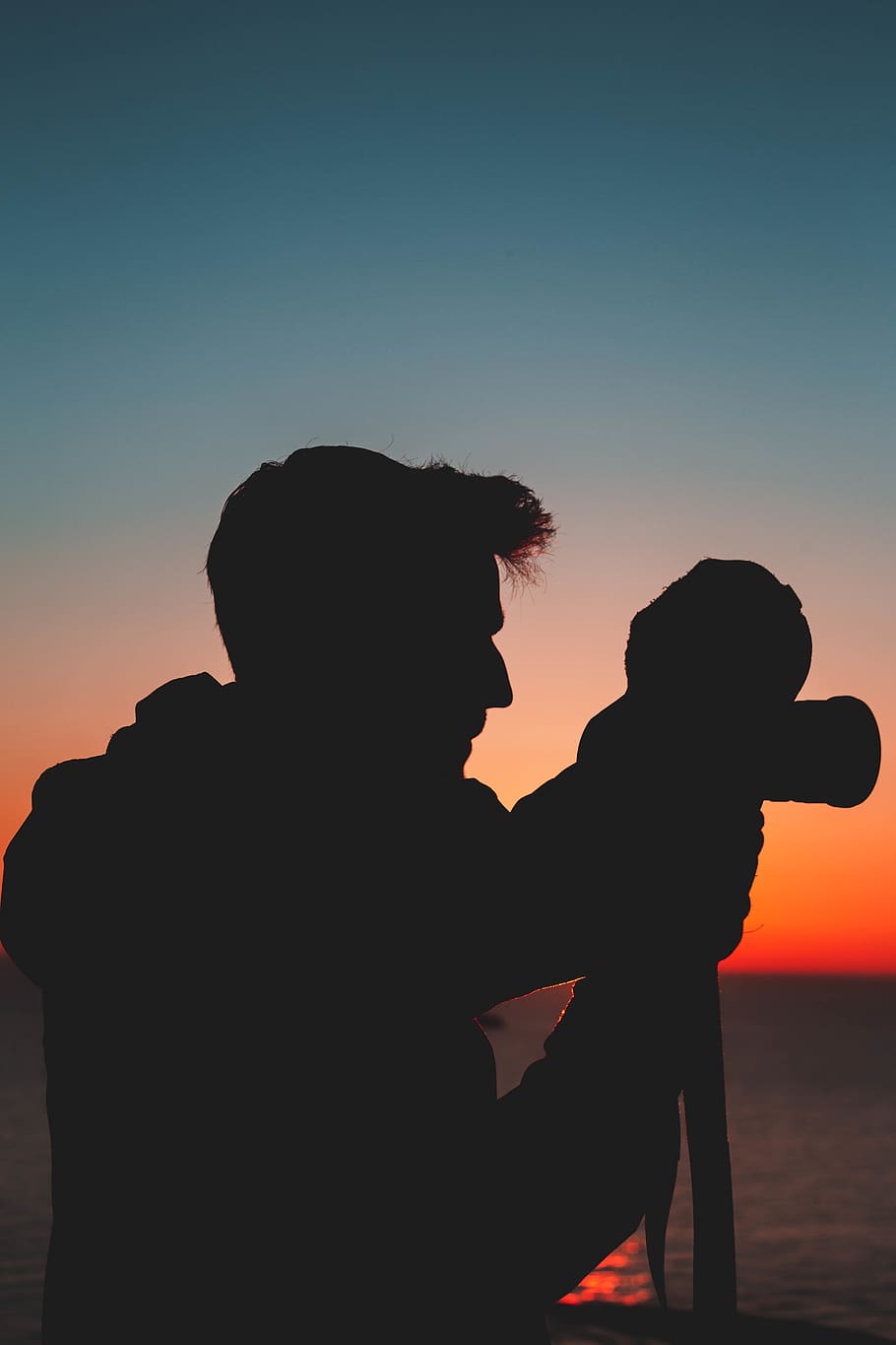 Silhouette Of Man Holding Camera Taking Photo, backlit, dawn HD wallpaper