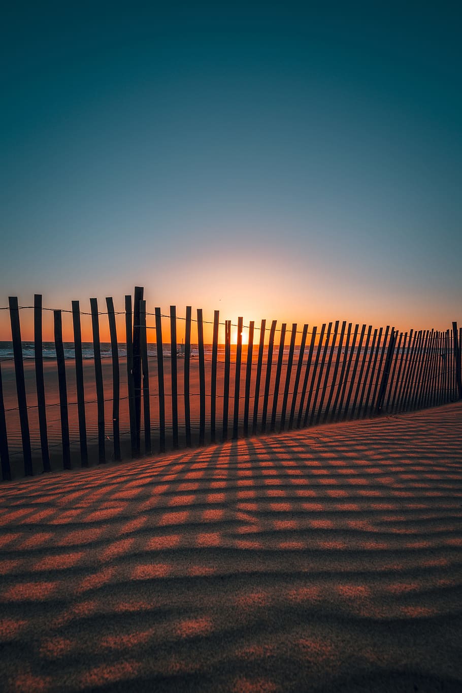 sunset as seen through brown wooden fences, beach, ocean, plaid HD wallpaper