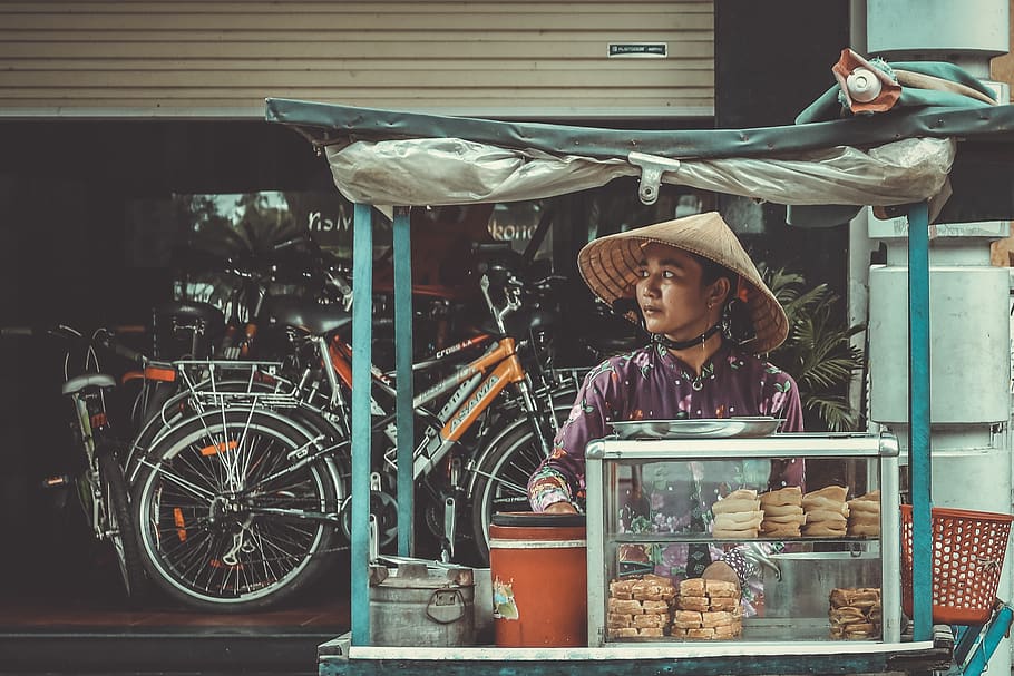 Man Standing in Front of Food Stand, bicycles, commerce, daylight HD wallpaper